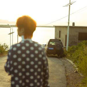 美女和男生在床上搓搓
