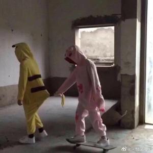 美女和男生在床上搓搓
